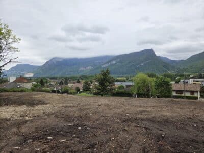 Programme logements neuf Panoramk à Voreppe; terrain après démolition prêt pour lancement des travaux