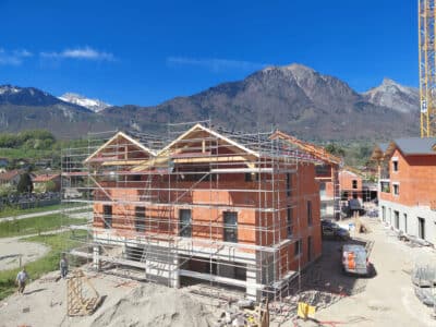 programme La Kroisée à Gilly sur Isère de Katrimmo, bâtiment A2 charpente bientôt terminée